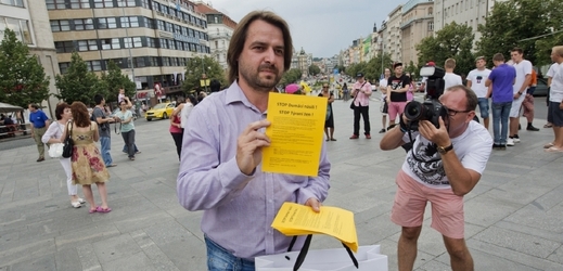 Zdeněk Macura (na snímku) se zastává týraných žen.