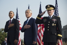 Barack Obama (zleva), Chuck Hagel a Martin Dempsey. 
