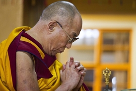 Dalajlama o vyslání 200 tibetských sirotků do Švýcarska nechce zřejmě mluvit. 