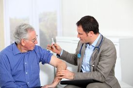 Očkování se doporučuje především seniorům.