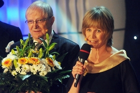 Na prknech se v "Klarinetech" objeví ikony divadla Semafor Jiří Suchý a Jitka Molavcová.