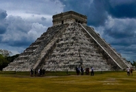 Slavná mayská pyramida El Castillo.