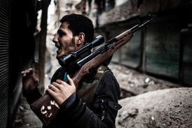 Syrští rebelové čekají už měsíce netrpělivě na dodávky zbraní ze Západu.