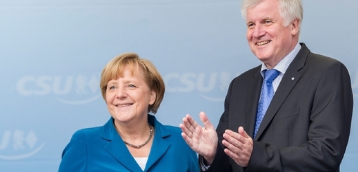 Merkelová a Seehofer. CDU silnou CSU vítá, ale zase ne tak moc silnou..