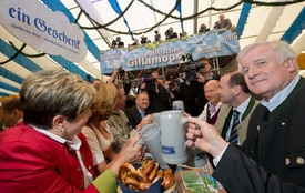 Premiér Seehofer u tradičního pivka.