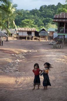Dívky z vesnice Adone v Laosu.