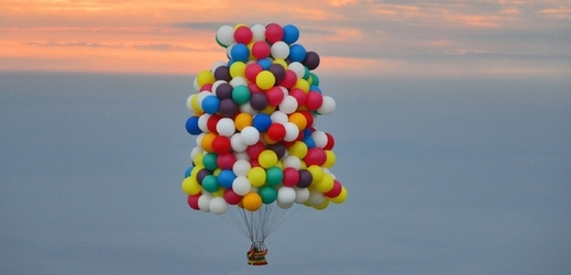 Jonathan Trappe chce přeletět Atlantik na 370 balóncích.