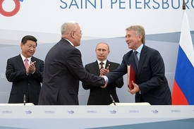 Rusko a Čína podepisují na G20 v Petrohradě obchodní dohody.