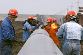 Ropa a plyn. Na snímku stavba ropovodu v Uzbekistánu.