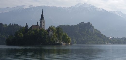 Poutní kostel Panny Marie na Bledském jezeře.