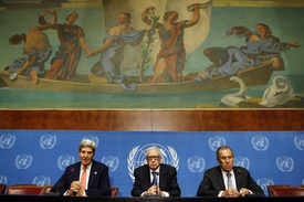 Kerry a Lavrov se zmocněncem OSN a Ligy arabských států pro Sýrii Lachdarem Brahímím.