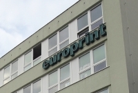Policie zasahovala v budově v Košířích, kde sídlí mimo jiné tiskárna Europrint, redakce deníku E15 a týdeníku Euro z vydavatelství Mladá fronta. 