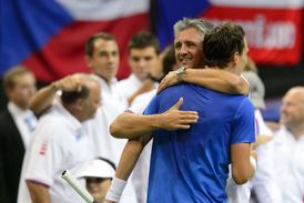 Reprezentant Tomáš Berdych (vpravo zády) přijímá gratulaci od kapitána Jaroslava Navrátila po vítězství v utkání proti Argentinci Leonardu Mayerovi.