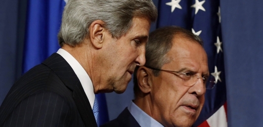 Americký ministr zahraničí John Kerry (vlevo) a jeho ruský protějšek Sergej Lavrov.