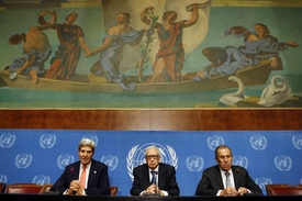 Zleva: John Kerry, zmocněnec OSN a Ligy arabských států pro Sýrii Lachdar Brahímí a Sergej Lavrov.
