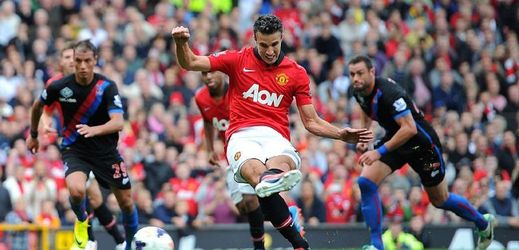 Hvězdný Robin van Persie posílá z penalty Manchester United od vedení.
