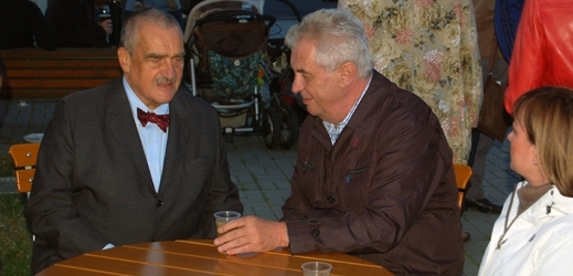 Karel Schwarzenberg (vlevo) a Miloš Zeman.