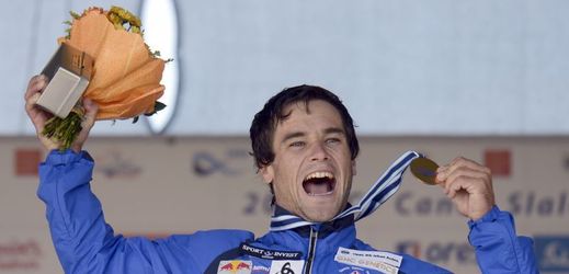 Kajakář Vavřinec Hradilek se zlatou medailí. 