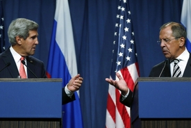 Americký ministr zahraničí John Kerry (vlevo) a jeho ruský protějšek Sergej Lavrov na jednání o Sýrii v Ženevě.