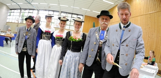 Bavorští voliči v tradičním oblečení.