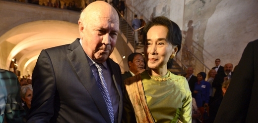 Barmská disidentka a nositelka Nobelovy ceny za mír Do Aun Schan Su Ťij (vpravo) s bývalým jihoafrickým prezidentem Frederikem de Klerkem.
