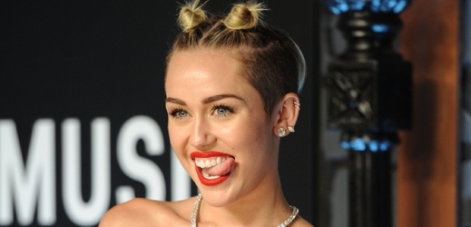 Miley a vypláznutý jazyk? To není nic nového.