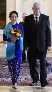 Setkání prezidenta Miloše Zemana a barmské disidentky Su Ťij.