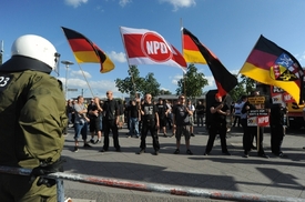 Demonstrace NPD před azylantským domem v Hellersdorfu v Berlíně. 