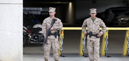 Vojáci hlídají garáž vedoucí do budovy amerického vojenského námořnictva ve Washingtonu. Právě tam přišlo při střelbě o život nejméně dvanáct lidí.