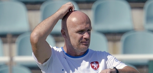 Trenér reprezentace Michal Bílek odstoupil poté, co se mužstvo nekvalifikovalo na Mistrovství světa v Brazílii.