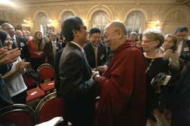 Dalajlama se vřele uvítal se "slepým právníkem", čínským disidentem Čchenem Kuang-čchengem.