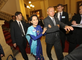 Na oficiální schůzku s prezidentem šla barmská poslankyně Su Ťij.