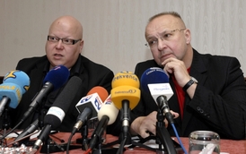 Jaroslav Starka (vlevo) a obhájce Julius Kramarič.