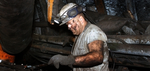Horník na důlním pracovišti.