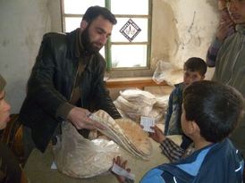 Distribuce chleba v Idlibu. 