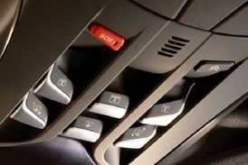 Tlačítko SOS ve voze Citroën DS5 slouží k tísňovému volání.