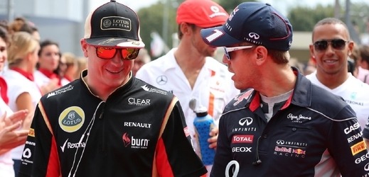 Kimi Räikkönen (vlevo) při debatě se Sebastianem Vettelem.