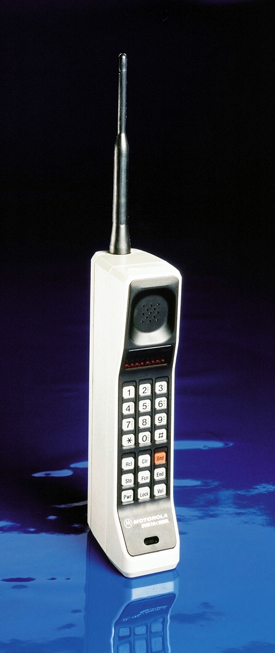 Motorola DynaTAC 8000x (1983), "praotec Mobil". První komerčně dostupný mobilní telefon uvedla na trh americká Motorola v roce 1983. Vzhledem k obřím rozměrům se mu přezdívalo "cihla" a za skoro 4000 dolarů si jej mohli dovolit jen skutečně bohatí. Přesto šel dobře na odbyt a v praxi prokázal, že princip telefonu, který lze mít stále při sobě, lidi zaujal. (ČTK/AP)