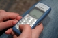 Nokia 1100 (2003), v jednoduchosti je síla. Se zhruba čtvrt miliardou prodaných exemplářů jde o zřejmě nejprodávanější mobil na světě. Jeho výbava přitom byla velmi spartánská a jedinou nadstandardní funkci představovala zabudovaná svítilna. Přístroj byl primárně určen pro rozvojové trhy, ale dobře šel na odbyt i v Evropě. (ČTK/AP).
