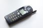 Nokia 5110 (1998), nejen prací živ je mobil. Nokia 5110 neudivovala kupce technickými parametry, přesto se stala bestsellerem. Finský výrobce totiž pochopil, že mobil může být i módním doplňkem a vyjadřovat individualitu svého majitele. Nokia 5110 proto dostala do vínku výměnné barevné kryty nebo možnost umístit na displej jednoduchou ikonku dle vlastního výběru. A pak tu byl samozřejmě i legendární had, tedy jednoduchá, leč silně návyková hra. (ČTK/AP).