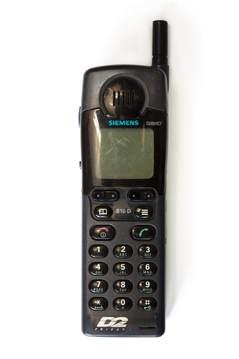 Siemens S10 (1997), první, který se vybarvil. Barevné displeje jsou dnes ve světě mobilů standardem. Prvním běžně prodávaným mobilem, jenž disponoval barevnou zobrazovací jednotkou, byl podle všeho Siemens S10. Jeho displej sice dokázal zobrazit jen jeden odstín zelené, červené a modré barvy, ale i tak působil tento přístroj ve své době jako zjevení. (ČTK/AP).