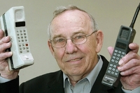 Bývalý šéf designérů firmy Motorola Rudy Krolopp ukazuje modely DynaTAC 8000X (vlevo) a International 3200.