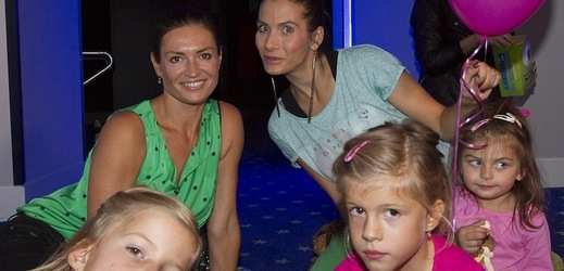 Hanka Kynychová s dcerkami a Eva Decastelo s dcerou Zuzankou.