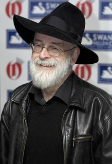 Anglický spisovatel Terry Pratchett trpí Alzheimerovou chorobou, díky rodině je schopný i nadále psát romány.