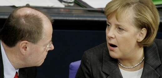 Merkelová si spolupráci se Steinbrückem vyzkoušela už v letech 2005 až 2009.