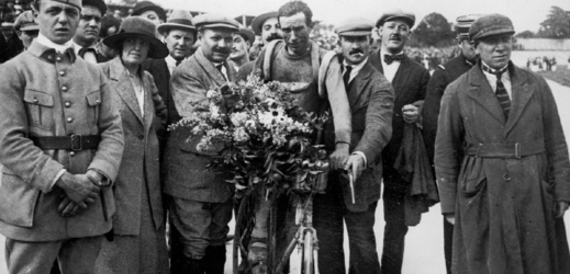 Firmin Lambot (s bicyklem uprostřed) - nejstarší vítěz Tour de France.