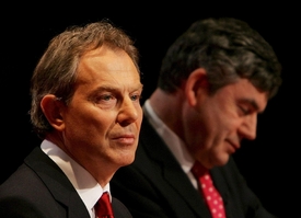 Premiér Tony Blair se svým ministrem financí a pozdějším stranickým rivalem Gordonem Brownem.