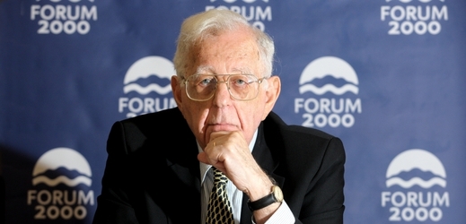 Izraelský politolog Shlomo Avineri poskytl rozhovor během konference Forum 2000.