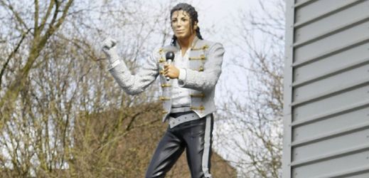 Pomník Michaela Jacksona před domácím stánkem Fulhamu.
