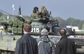 Na snímku je ukázka jízdy tanku T-72.